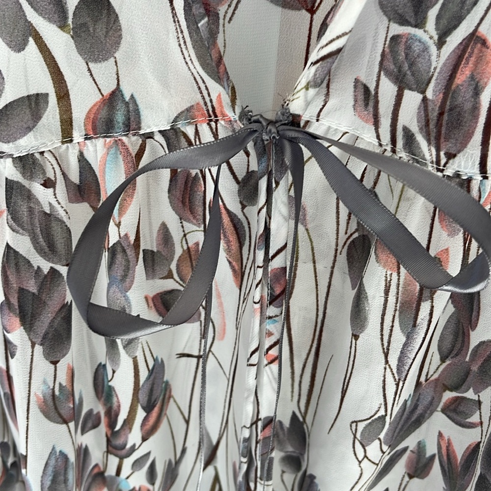 Beautiful floral print cover-up, perfect for so many different occasions. SzL